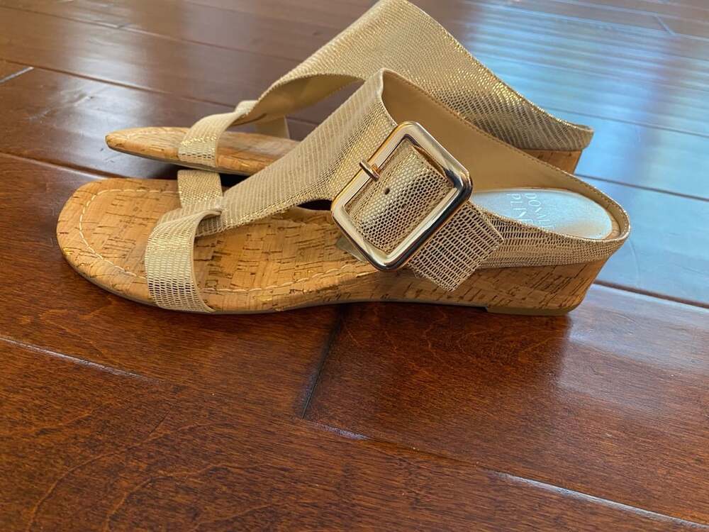 Women's Donald Pliner Anamari metallic 9.5 sandals wedge